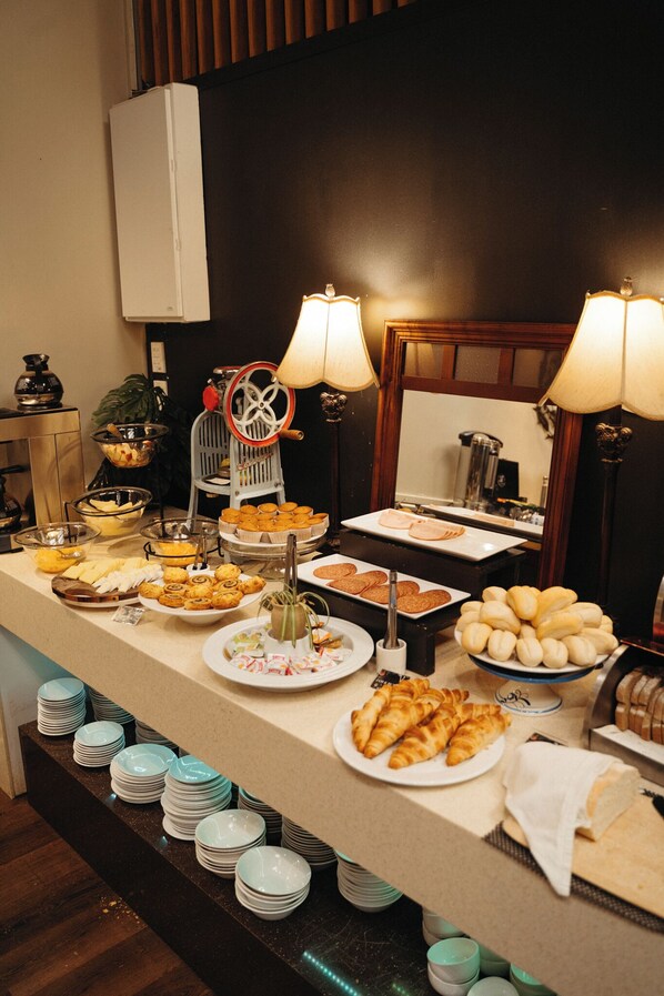 Daily full breakfast (NZD 38 per person)