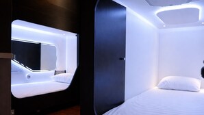 Cortinas opacas, wifi gratis, ropa de cama