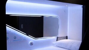 Cortinas opacas, wifi gratis, ropa de cama