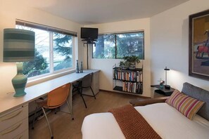 1 bedroom, WiFi, bed sheets - Spectacular Lake Union View & High Speed Internet (Seattle)