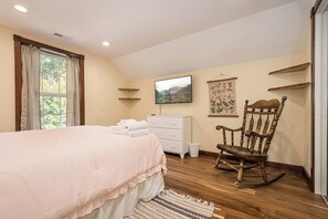 8 bedrooms, desk, iron/ironing board, travel crib