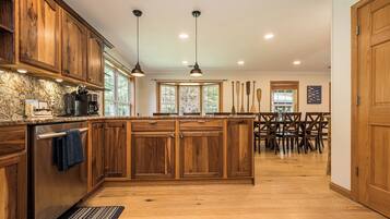 Frigorífic, microones, forn i placa de cuina