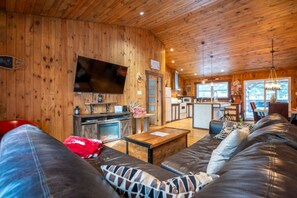 TV, fireplace, stereo - Chalet Le Shack Sur la rouge (La Conception)