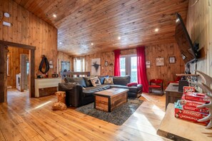 Fernseher, Kamin, Stereoanlage