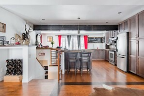 Fridge, microwave, oven, stovetop - Caribou Lodge Lake access (Mont-Tremblant)