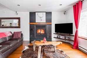 TV, fireplace, stereo - Caribou Lodge Lake access (Mont-Tremblant)