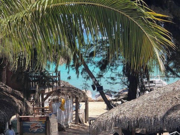 Sur la plage, chaise longue, serviettes de plage