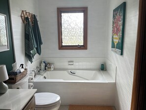 Douche, sèche-cheveux, serviettes fournies, savon