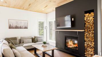 Smart TV, fireplace