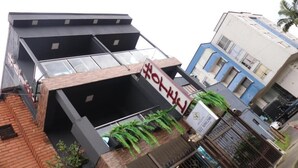 Un bâtiment moderne avec une enseigne indiquant « HÔTEL ».