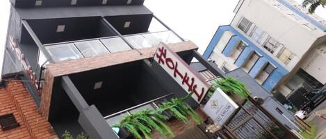 Façana frontal de l'allotjament