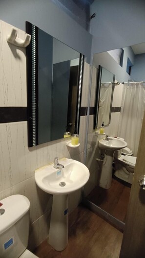 Quarto casal família | Banheiro | Chuveiro, toalhas de banho, sabonete, papel higiênico
