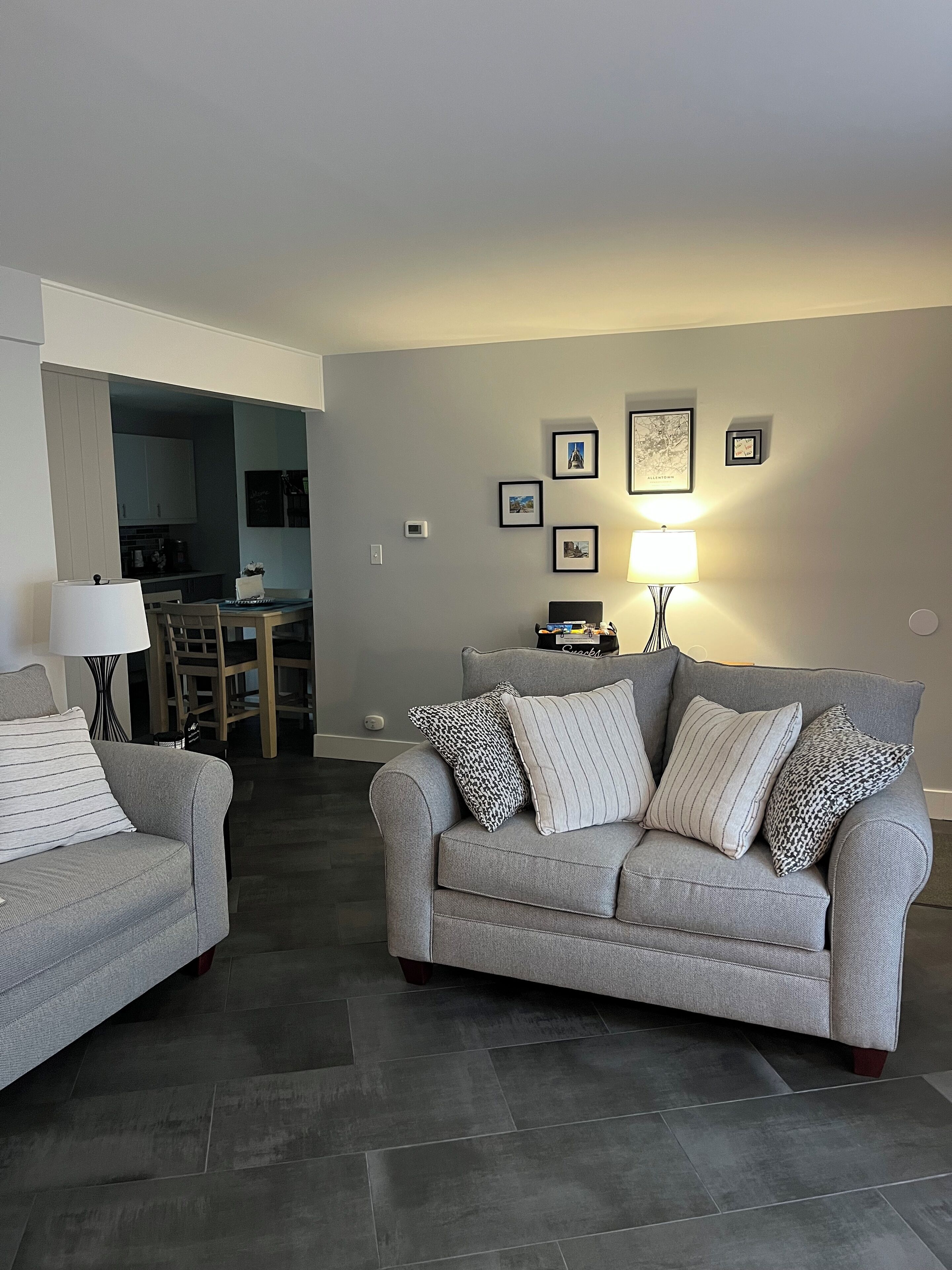 Smart TV, chimenea y libros 