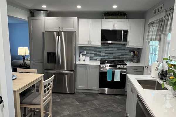 Geladeira, micro-ondas, fogão, cooktop