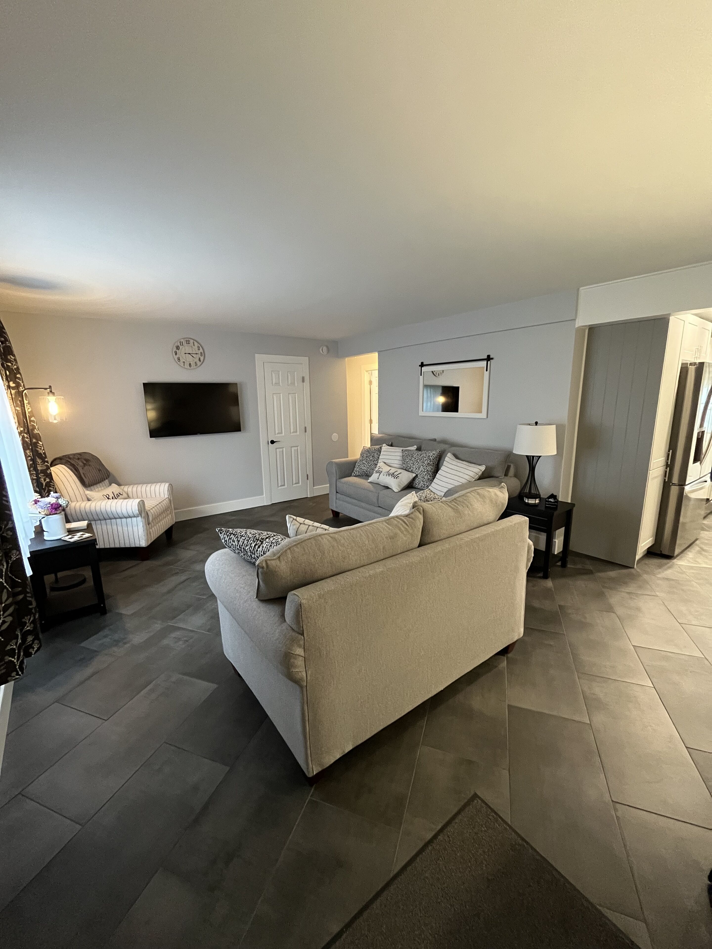 Smart-TV, Kamin, Bücher