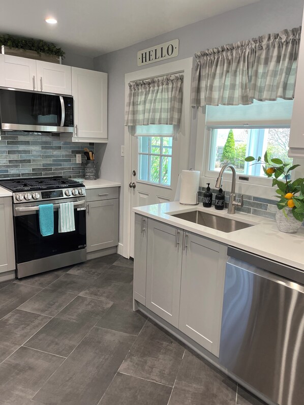 Refrigerador, microondas, horno y parrilla de estufa