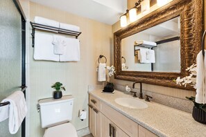 Douche, sèche-cheveux, serviettes fournies