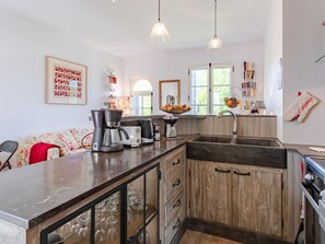 Réfrigérateur, un four, lave-vaisselle, vaisselle et ustensiles