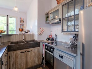 Kühlschrank, Ofen, Geschirrspüler, Kochgeschirr/Geschirr/Besteck