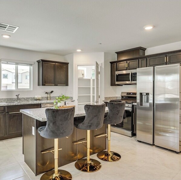 Kylskåp, mikrovågsugn, ugn och spishäll