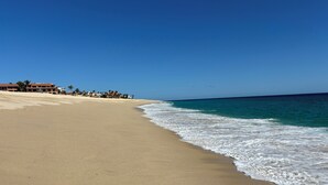 På stranden