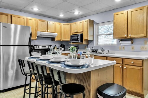 Suite Retreat: quiet comfort on walkable village lane