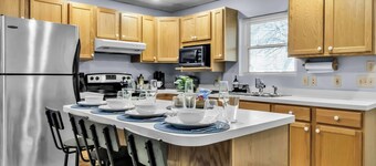 Suite Retreat: quiet comfort on walkable village lane