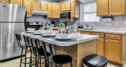 Suite Retreat: quiet comfort on walkable village lane