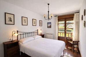 4 bedrooms, free WiFi, bed sheets, wheelchair access