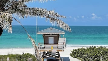 Nära stranden, solstolar och strandhanddukar
