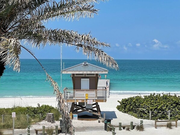 Beach nearby, sun loungers, beach towels