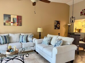 Smart-tv, ett bordtennisbord och böcker