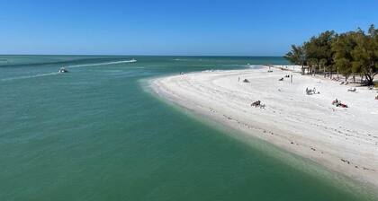 CD Shorewalk -Pool, Tennis, Pickle ball, near Beaches Anna Maria Island and IMG