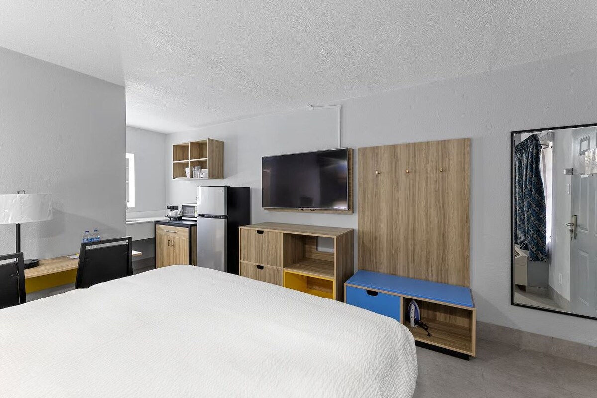 1 King Bed, Mobility Accessible Suite, Bathtub w/ Grab Bars, Non-Smoking