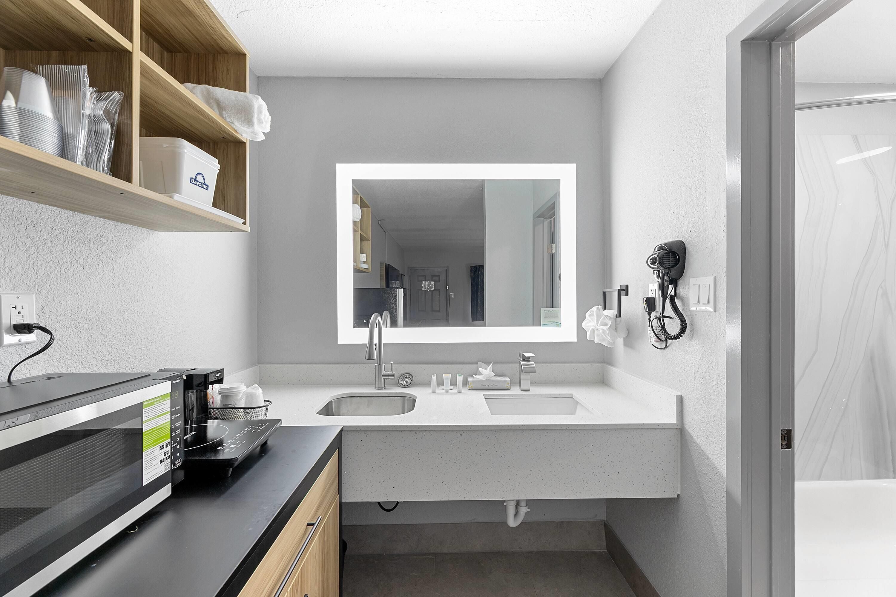 وحدات دش مع أحواض استحمام، مناشف