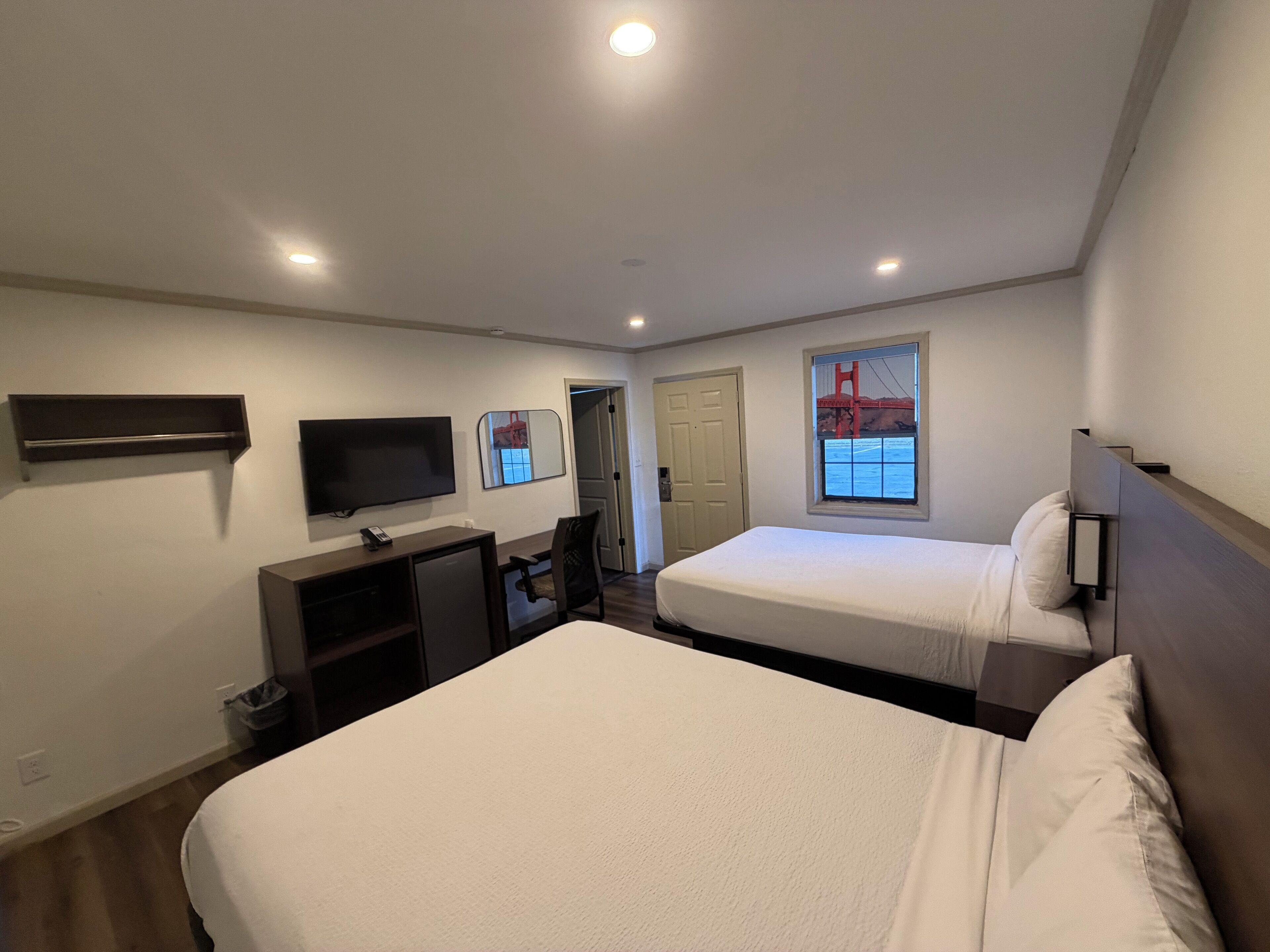 Tabla de planchar con plancha, wifi gratis y ropa de cama 