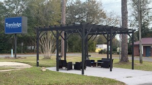A Travelodge by Wyndham with a covered outdoor seating area. - Travelodge By Wyndham Bainbridge (Bainbridge)