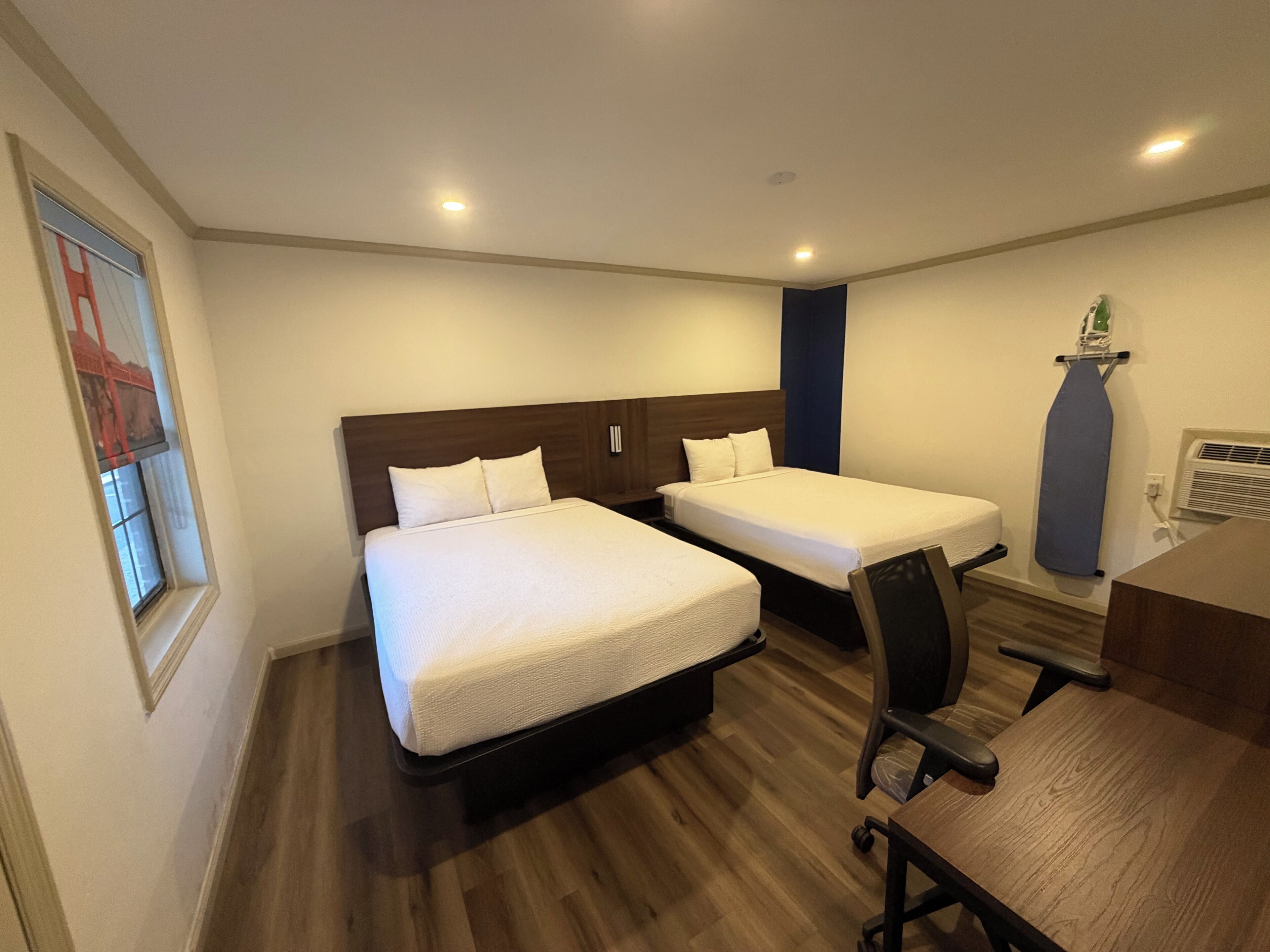 Tabla de planchar con plancha, wifi gratis y ropa de cama 