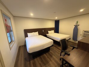 Tabla de planchar con plancha, wifi gratis, ropa de cama