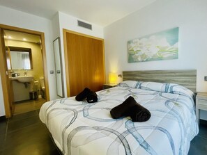 2 bedrooms, iron/ironing board, Internet, bed sheets - Roca Maura by Costabravaway AC /Sea view (L'estartit)