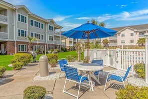Outdoor dining - MB4803-201 | Relaxing Golf Villa w/ Pool View Near the Beach (Myrtle Beach)
