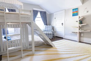 4 bedrooms, desk, free WiFi, bed sheets
