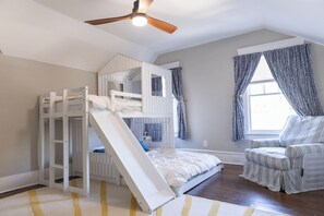 4 bedrooms, desk, free WiFi, bed sheets