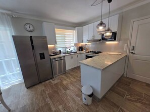 Réfrigérateur, four à micro-ondes, un four, surface de cuisson