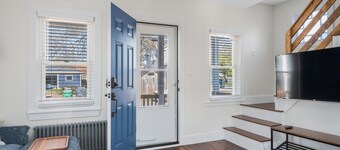Oakland Beach cottage near Iggy's, Buttonwoods, marina, fishing & airport
