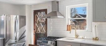 Oakland Beach cottage near Iggy's, Buttonwoods, marina, fishing & airport