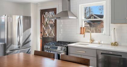 Oakland Beach cottage near Iggy's, Buttonwoods, marina, fishing & airport