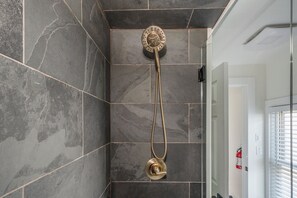 Chuveiro, secador de cabelo, toalhas de banho, sabonete