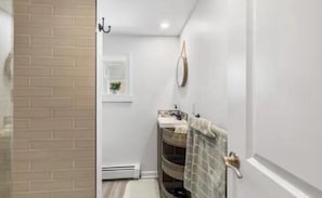 Shower, towels, toilet paper - Charming 2-bedroom apartment with AC, WiFi in peaceful Ventnor City (Ventnor City)