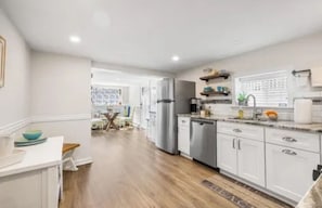Microwave, oven, stovetop, dishwasher - Charming 2-bedroom apartment with AC, WiFi in peaceful Ventnor City (Ventnor City)